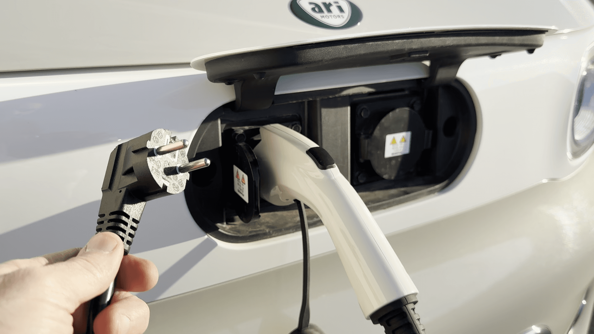 Kann ich ein Elektroauto mit einem normalen Stromanschluss laden?