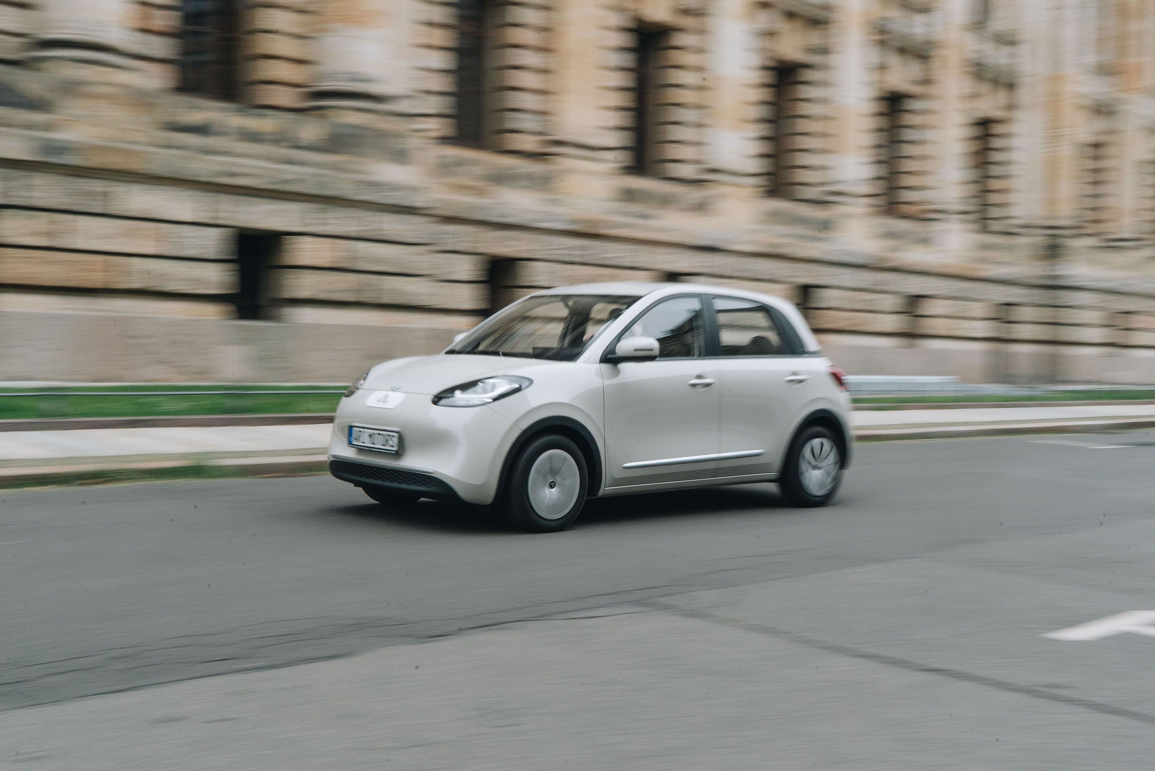 Elektromobilität im Sozial- und Pflegesektor: ARI Poly als günstiges Elektroauto für Wohlfahrtsverbände