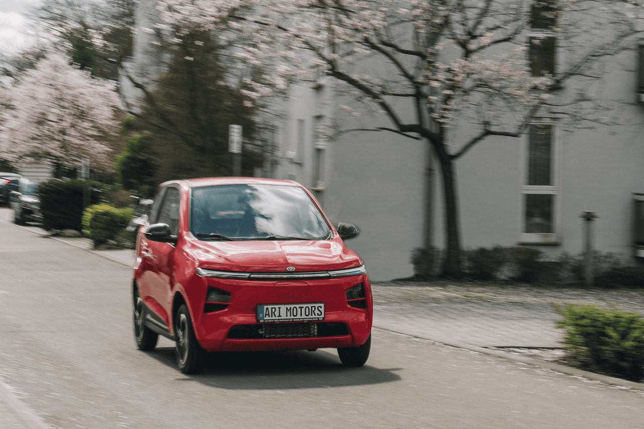 ARI 902 Pure: Zwinny towarzysz z eleganckim urokiem i przestrzenią magazynową.