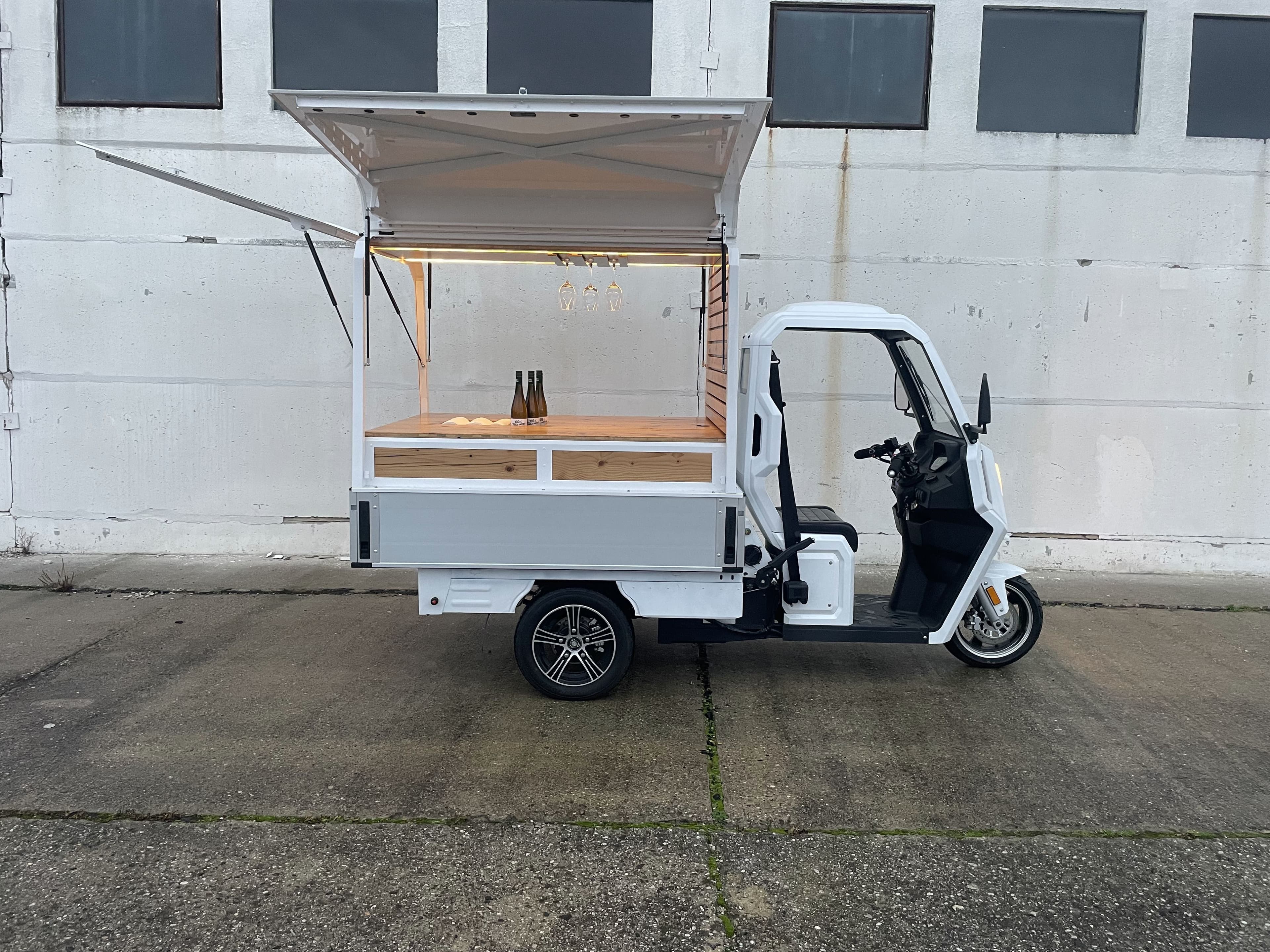 ARI 345 Foodtruck – Das Elektro-Lastenmoped als mobile Weinbar