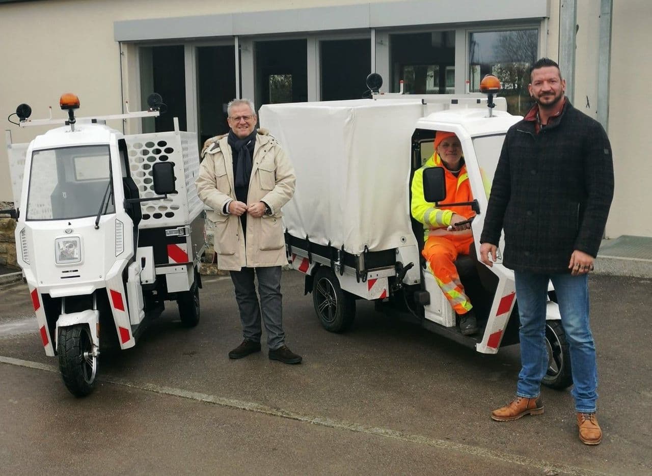ARI 345 platforma z siatką na liście i platforma z plandeką w użyciu w mieście Schwandorf