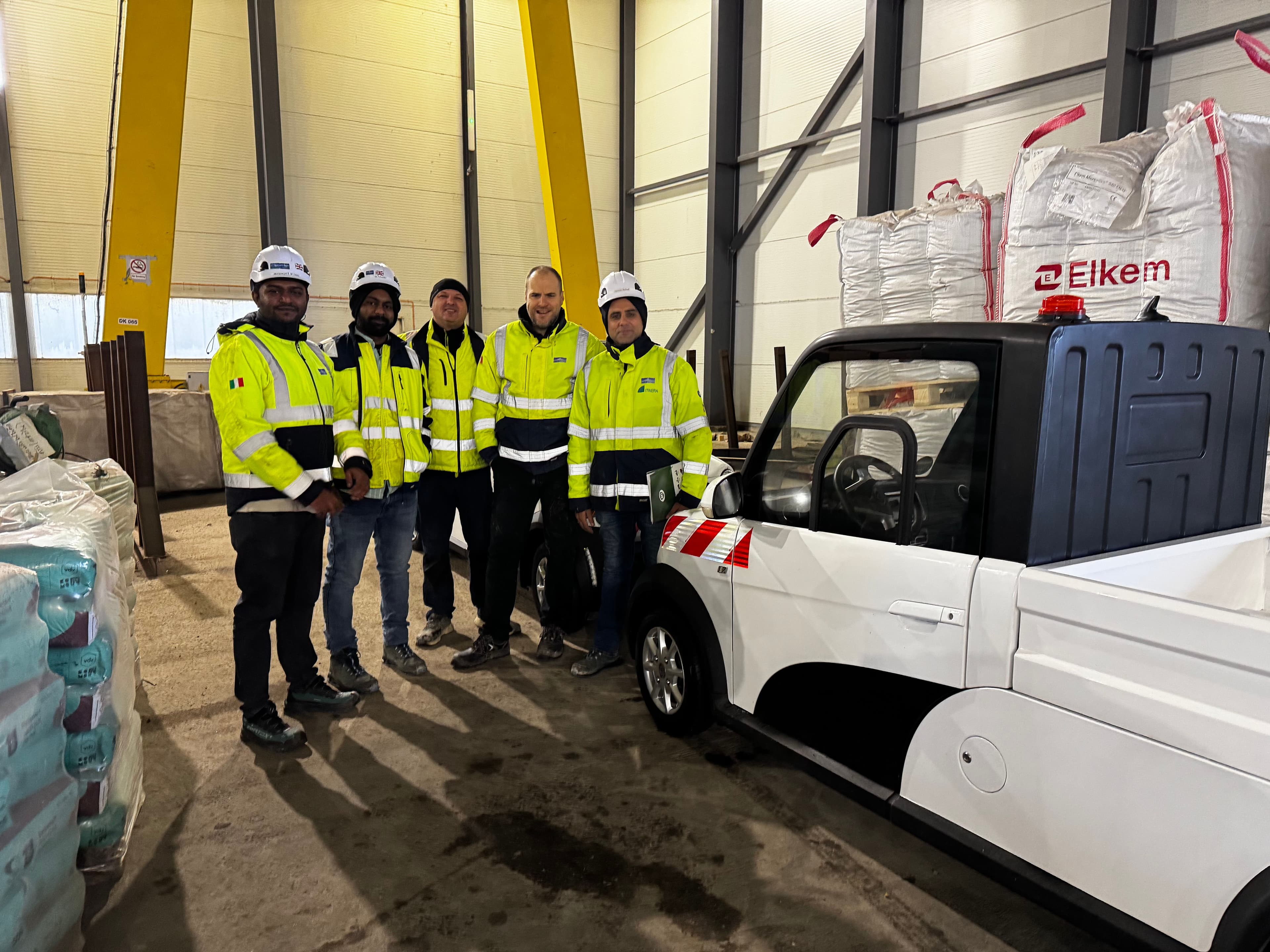 ARI 458 Elektro Pritsche im Einsatz als Service- und Wartungsfahrzeug im Inneren der Storstrøm-Brücke in Dänemark