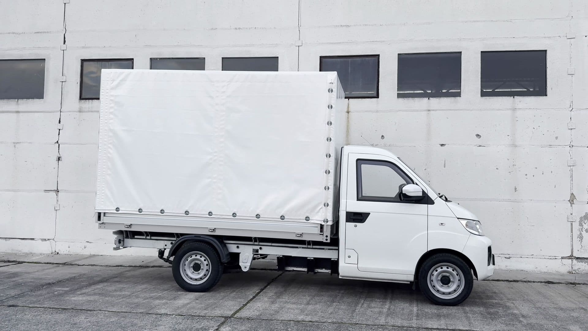 Mehr Pritsche, mehr Platz: Der ARI 901 Elektrotransporter mit XXL-Plane im Detail