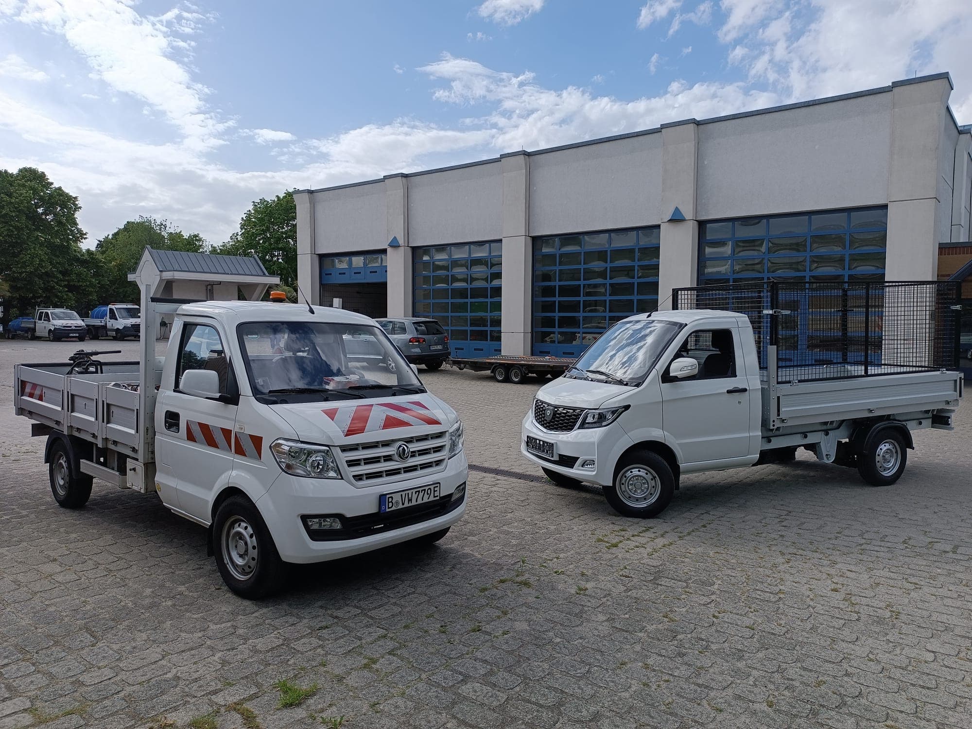 ARI 901 E-Transporter Pritsche mit Laubgitter im Dienst des Bezirksamts Neukölln in Berlin