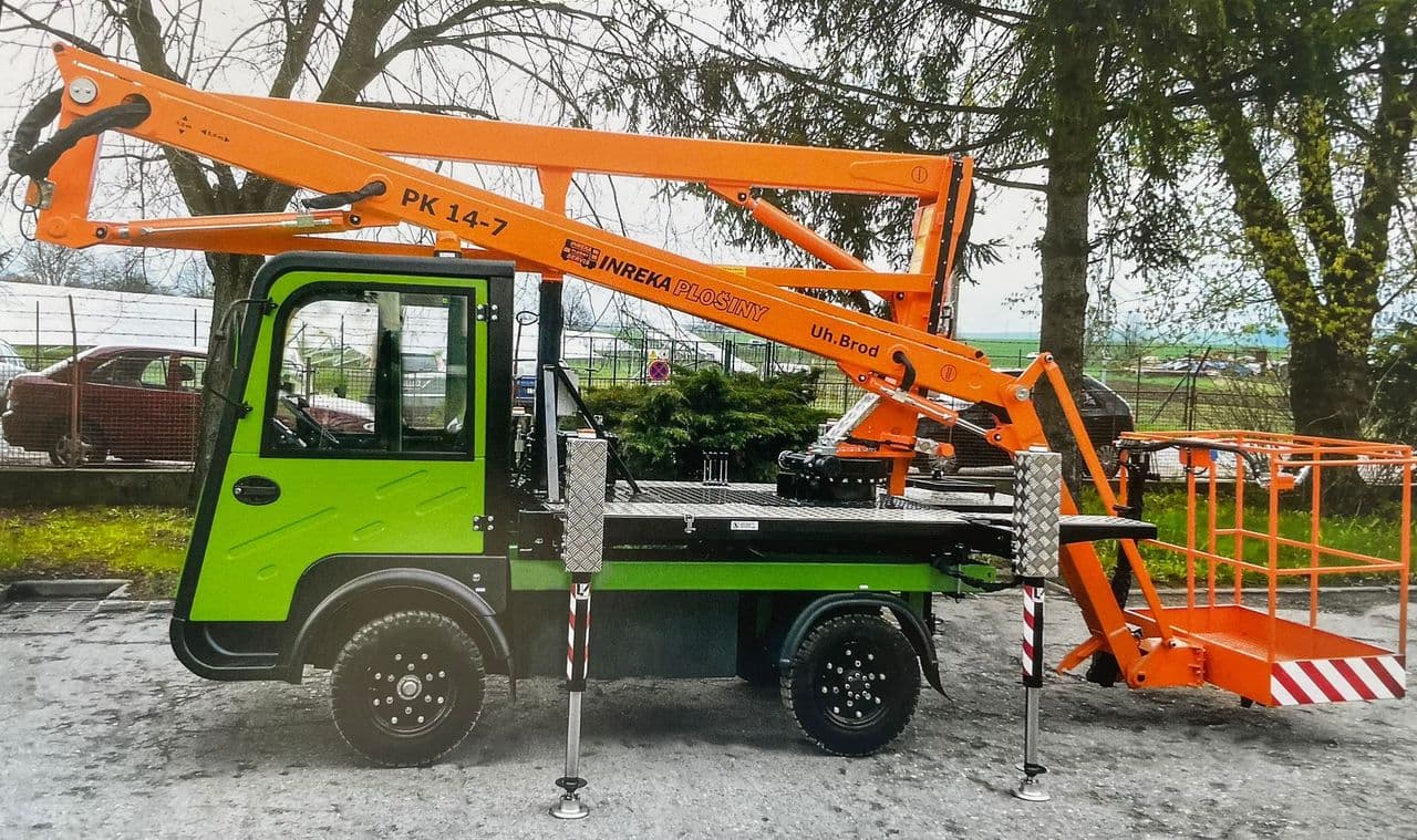 ARI 1570 mit Kranarm und Alu-Korb: Die erste elektrische Arbeitsbühne mit Straßenzulassung!