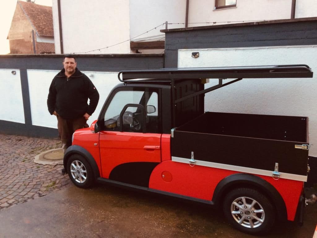 ARI 458 camioneta con paneles solares para una empresa de paisajismo