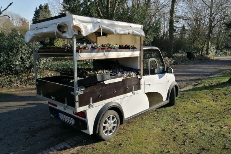 La camioneta ARI 458 con estructura de lona y tanque de agua su empresa de jardinería.