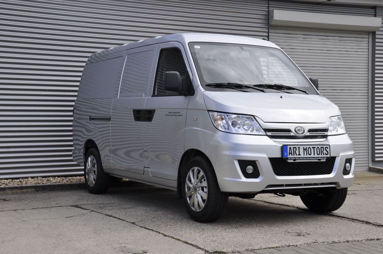 ARI 901 - Wielofunkcyjny elektryczny transporter z dużą przestrzenią magazynową