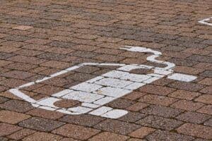 Nowe badanie przewiduje znacznie więcej samochodów elektrycznych do roku 2030 niż zakładano.